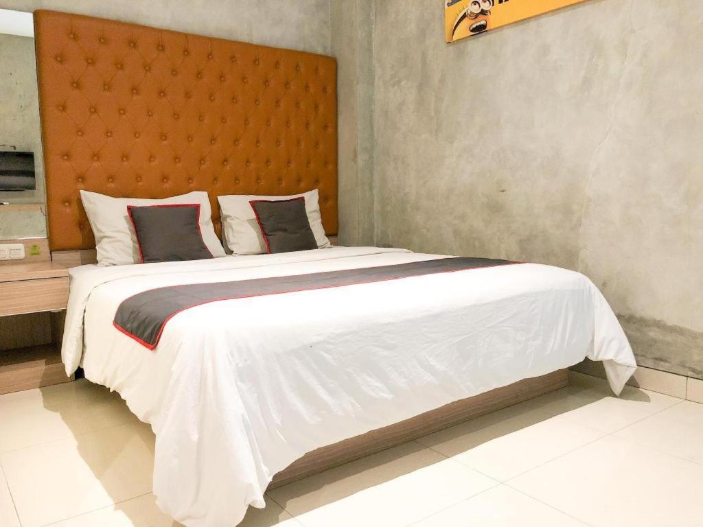 Отель Collection O 31 The Batik Bed And Coffee Бандунг Экстерьер фото